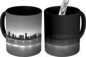 Magische Mok - Foto op Warmte Mok - De skyline van Jersey City vanaf Manhattan in Amerika - zwart wit - 350 ML