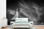 Behang - Fotobehang Vrijheidsbeeld in New York in zwart-wit - Breedte 330 cm x hoogte 220 cm