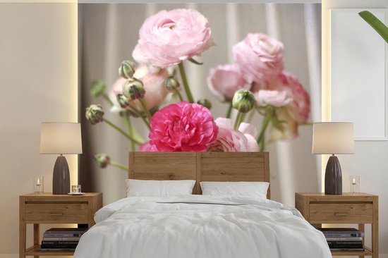 Papiers peints en vinyle - Renoncules roses sur fond flou largeur 220 cm x hauteur 220 cm - Tirage photo sur papier peint (disponible en 7 tailles)