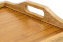 Detail van de handgreep en rand van de bamboe bedtafel.