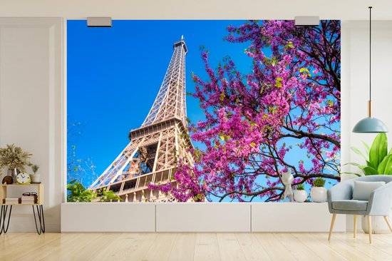 Papier peint photo en vinyle - La Tour Eiffel avec un arbre rose unique qui donne à l'image un effet coloré largeur 390 cm x hauteur 260 cm - Tirage photo sur papier peint (disponible en 7 tailles)
