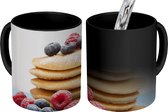 Magische Mok - Foto op Warmte Mok - Meerdere pannenkoeken met fruit op elkaar gestapeld - 350 ML