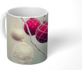 Mok - Koffiemok - Een close-up van kleurrijke kerstballen tijdens een ijzige dag - Mokken - 350 ML - Beker - Koffiemokken - Theemok