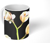 Mok - Een tak met orchideeën op een zwarte achtergrond - 350 ML - Beker