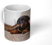 Mok - Koffiemok - Schattige Rottweiler puppy zit op een stoel - Mokken - 350 ML - Beker - Koffiemokken - Theemok
