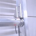 Close-up van de scharnierkoppeling met metalen hendel op een aluminium reformladder.