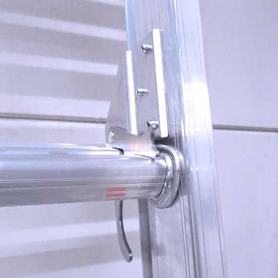 Close-up van de scharnierkoppeling met metalen hendel op een aluminium reformladder.