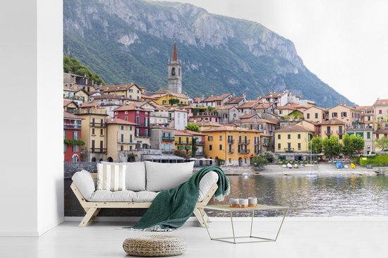 Papier peint Papier peint photo en vinyle - Le village de Varenna situé au bord de l'eau du lac de Côme largeur 360 cm x hauteur 240 cm - Tirage photo sur papier peint (disponible en 7 tailles)