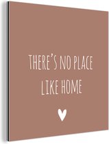 Wanddecoratie Metaal - Aluminium Schilderij Industrieel - Engelse quote "There is no place like home" met een hartje tegen een bruine achtergrond - 20x20 cm - Dibond - Foto op aluminium - Industriële muurdecoratie - Voor de woonkamer/slaapkamer