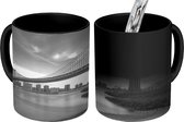 Magische Mok - Foto op Warmte Mok - Brooklyn Bridge over het water in zwart wit - 350 ML - Uitdeelcadeautjes