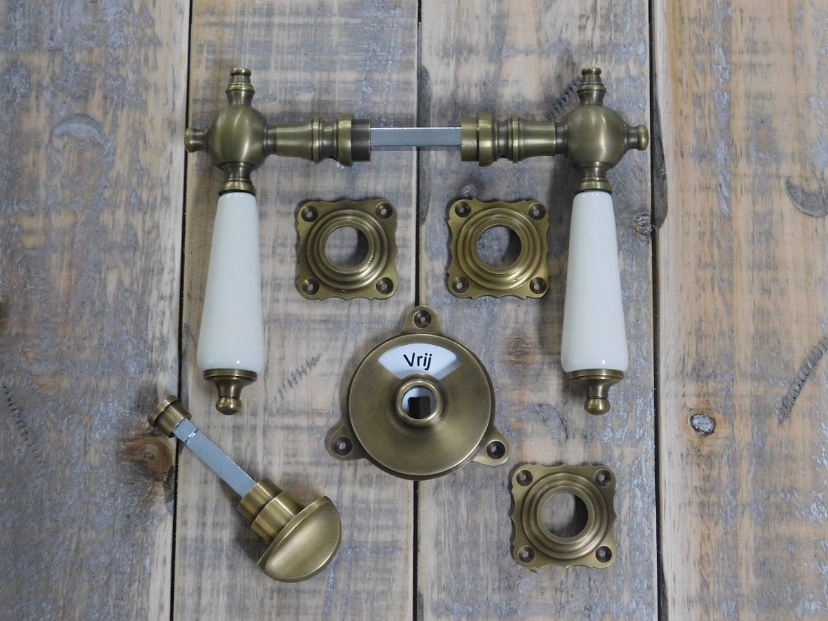Messing deurbeslag, deurslot voor de gast badkamer met porseleinen handvat - antiek-look.