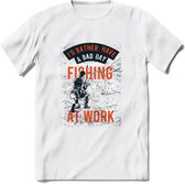 A bad Day Fishing - Vissen T-Shirt | Oranje | Grappig Verjaardag Vis Hobby Cadeau Shirt | Dames - Heren - Unisex | Tshirt Hengelsport Kleding Kado - Wit - XXL