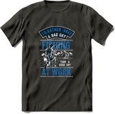 A bad Day Fishing - Vissen T-Shirt | Blauw | Grappig Verjaardag Vis Hobby Cadeau Shirt | Dames - Heren - Unisex | Tshirt Hengelsport Kleding Kado - Donker Grijs - XL