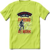 A bad Day Fishing - Vissen T-Shirt | Rood | Grappig Verjaardag Vis Hobby Cadeau Shirt | Dames - Heren - Unisex | Tshirt Hengelsport Kleding Kado - Groen - L