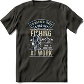 A bad Day Fishing - Vissen T-Shirt | Beige | Grappig Verjaardag Vis Hobby Cadeau Shirt | Dames - Heren - Unisex | Tshirt Hengelsport Kleding Kado - Donker Grijs - M