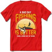 A Bad Day Fishing - Vissen T-Shirt | Geel | Grappig Verjaardag Vis Hobby Cadeau Shirt | Dames - Heren - Unisex | Tshirt Hengelsport Kleding Kado - Rood - XXL