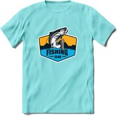 Fishing - Vissen T-Shirt | Grappig Verjaardag Vis Hobby Cadeau Shirt | Dames - Heren - Unisex | Tshirt Hengelsport Kleding Kado - Licht Blauw - S