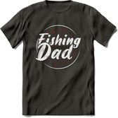 Fishing Dad - Vissen T-Shirt | Rood | Grappig Verjaardag Vis Hobby Cadeau Shirt | Dames - Heren - Unisex | Tshirt Hengelsport Kleding Kado - Donker Grijs - 3XL