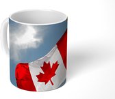Mok - Koffiemok - Canadese vlag onder blauwe hemel - Mokken - 350 ML - Beker - Koffiemokken - Theemok