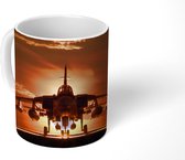 Mok - Een silhouet van een straaljager tijdens een zonsondergang - 350 ML - Beker