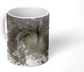 Mok - Een vortex van water dat door rotsen stroomt - 350 ML - Beker