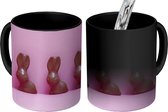 Magische Mok - Foto op Warmte Mok - Chocolade paashazen op een rij - 350 ML