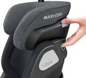Hand past de hoogte van de donkergrijze hoofdsteun van het Maxi-Cosi Kore i-Size autostoeltje aan.