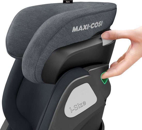 Hand past de hoogte van de donkergrijze hoofdsteun van het Maxi-Cosi Kore i-Size autostoeltje aan.