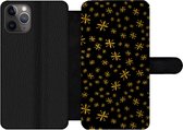 Bookcase Geschikt voor iPhone 11 Pro telefoonhoesje - Kerst - Sneeuwvlok - Goud - Met vakjes - Wallet case met magneetsluiting