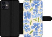 Bookcase Geschikt voor iPhone 12 telefoonhoesje - Bloem - Blauw - Patronen - Met vakjes - Wallet case met magneetsluiting