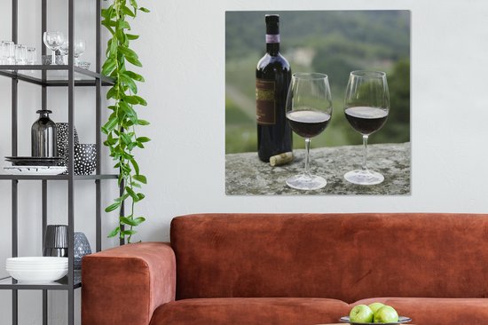 Peinture sur Toile Bouteille de Vin rouge avec Vignes de Sangiovese en Arrière-Plan - 90x90 cm - Décoration Décoration murale