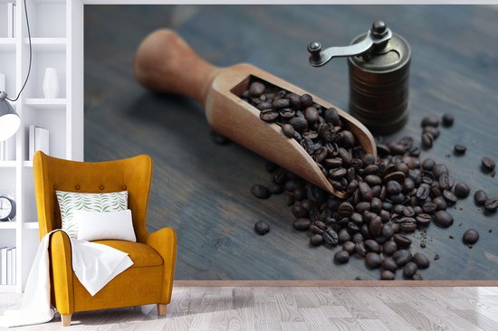 Papier peint photo peint photo vinyle - Grains de café sur fond en bois foncé avec moulin à café largeur 600 cm x hauteur 400 cm - Tirage photo sur papier peint (disponible en 7 tailles)