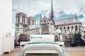 Behang - Fotobehang Uitzicht op de kathedraal Notre-Dame in Parijs - Breedte 390 cm x hoogte 260 cm