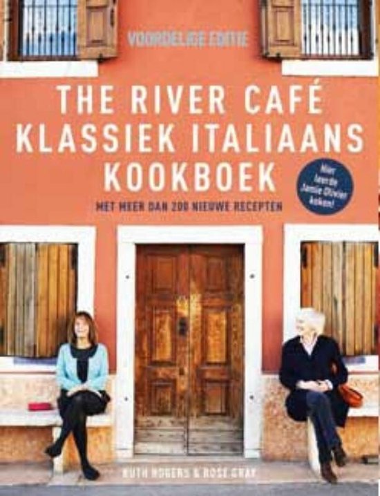 Boekcover 'THE RIVER CAFÉ KLASSIEK ITALIAANS KOOKBOEK' met twee vrouwen zittend voor een deur.
