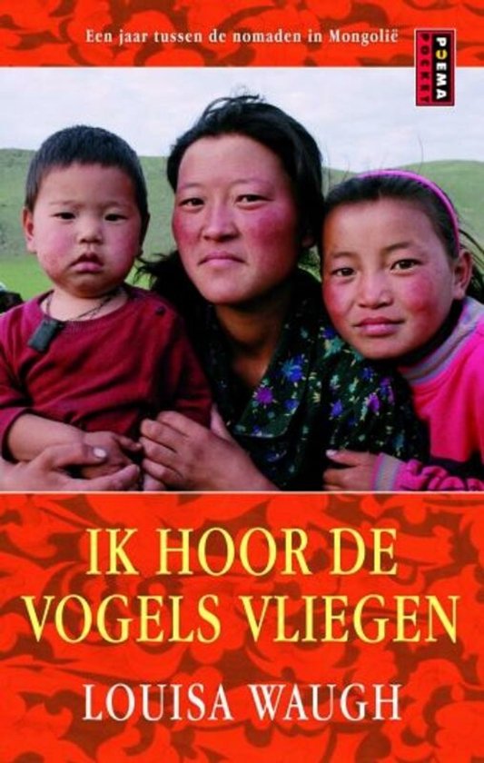 Een moeder en haar twee kinderen, een jongen en een meisje, kijken naar de camera. Tekst: Ik hoor de vogels vliegen.