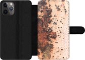Bookcase Geschikt voor iPhone 11 Pro telefoonhoesje - Metaal - Roest print - Oud - Met vakjes - Wallet case met magneetsluiting
