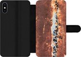Bookcase Geschikt voor iPhone XS telefoonhoesje - Plaat - Staal - Roest print - Met vakjes - Wallet case met magneetsluiting