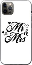 Geschikt voor iPhone 12 Pro Max hoesje - Spreuken - 'Mr & Mrs' - Hart - Quotes - Siliconen Telefoonhoesje