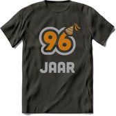 96 Jaar Feest T-Shirt | Goud - Zilver | Grappig Verjaardag Cadeau Shirt | Dames - Heren - Unisex | Tshirt Kleding Kado | - Donker Grijs - M