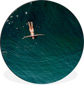 WallCircle - Wandcirkel - Muurcirkel - Meisje drijvend op het blauwe water van de Middellandse Zee - Aluminium - Dibond - 140x140 cm - Binnen en Buiten
