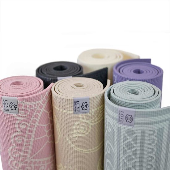 Een groep opgerolde yogamatten in pastelkleuren, waaronder roze, beige, paars en grijs, met logo's.