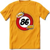 86 Jaar Hoera Verkeersbord T-Shirt | Grappig Verjaardag Cadeau | Dames - Heren | - Geel - XL