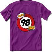 98 Jaar Hoera Verkeersbord T-Shirt | Grappig Verjaardag Cadeau | Dames - Heren | - Paars - S