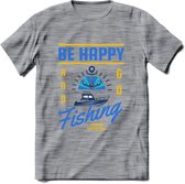 Be Happy Go Fishing - Vissen T-Shirt | Blauw | Grappig Verjaardag Vis Hobby Cadeau Shirt | Dames - Heren - Unisex | Tshirt Hengelsport Kleding Kado - Donker Grijs - Gemaleerd - L