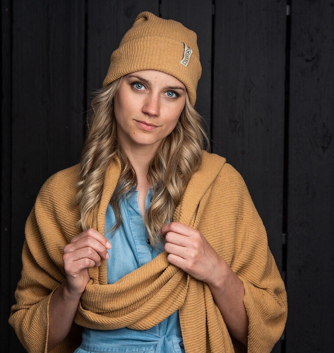 Twelve Million - Dames omslagdoek Texas - Driehoeksjaal - Gerecyclede materialen - Poncho - Wolvrij - Honing mosterd
