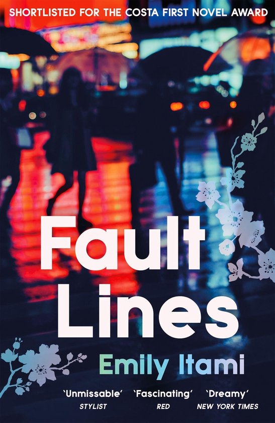 Boekcover van 'Fault Lines' met silhouetten van mensen onder paraplu's in de regen, verlicht door rode en blauwe lichten.