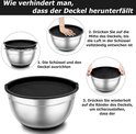 Démonstration de la pose d'un couvercle hermétique sur un bol mélangeur en acier inoxydable en expulsant l'air.