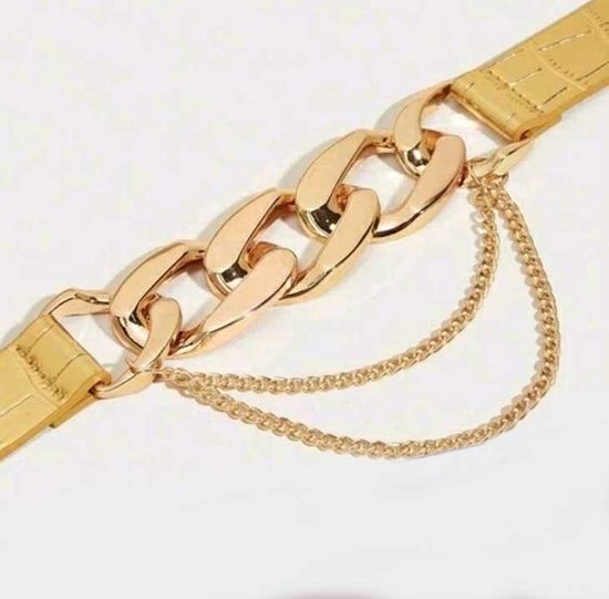 Gouden riem met krokodillenprint, grote schakels en dunne kettingen.