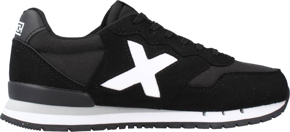 Zwarte MUNICH Dash IN sneakers voor jongens en meisjes, met witte details en een sportieve uitstraling. EU maat 35.