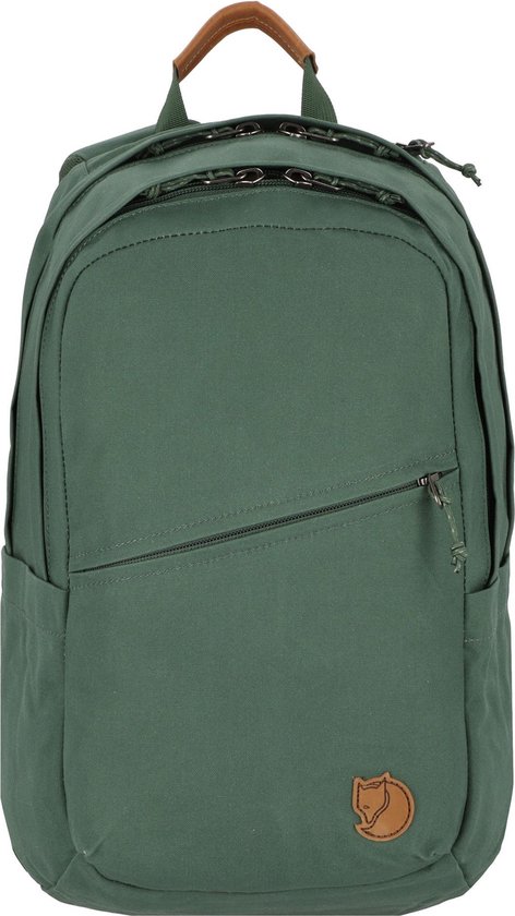 Groene rugzak met bruin lederen handvat en logo.